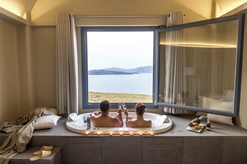 Honeymoon Suite Plunge Pool (Caldera View) | Premium bedding, minibar, in-room safe, individually decorated