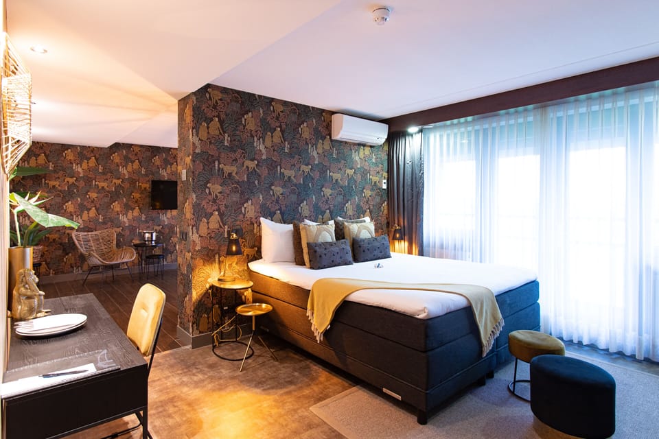 Suite | In-room safe, desk, iron/ironing board, free WiFi