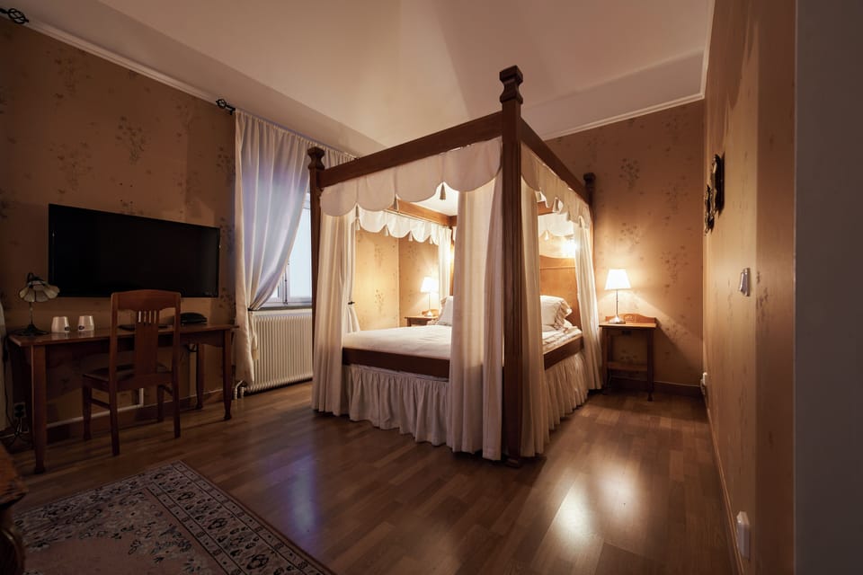 Superior Double Room, 1 Queen Bed, Non Smoking | Individually decorated, individually furnished, desk, blackout drapes