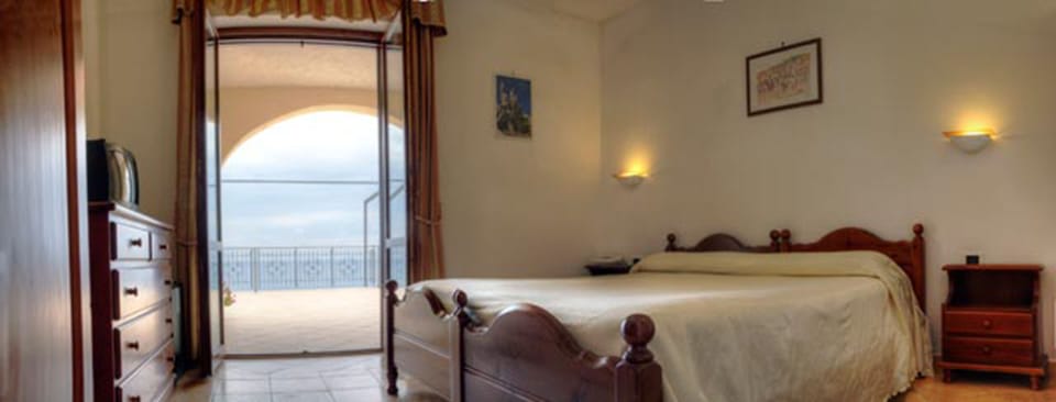 Soundproofing, free WiFi, bed sheets