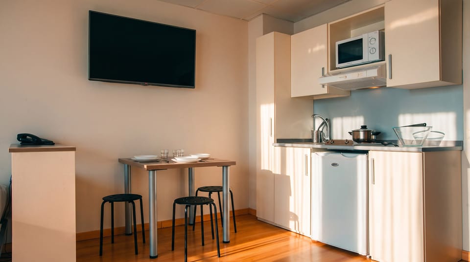 Family Room, Kitchen | Private kitchen