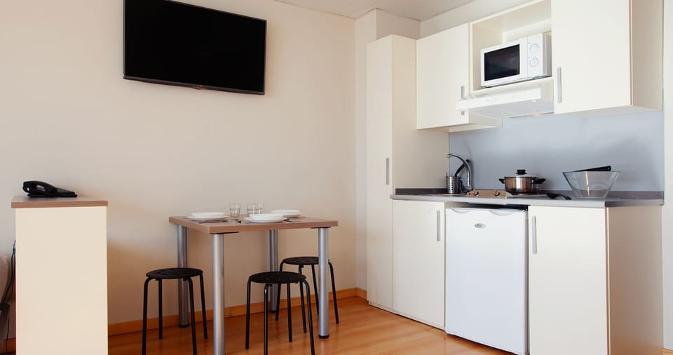 Family Room, Kitchen | Private kitchen