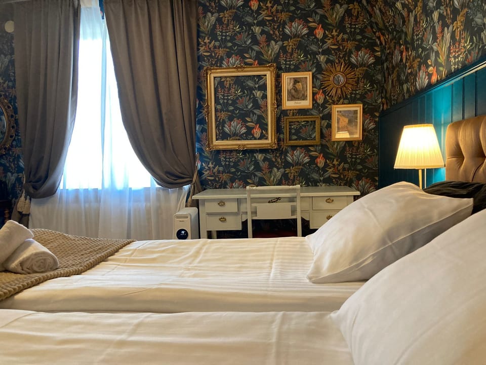 Deluxe Double Room, 1 King Bed | Individually decorated, individually furnished, desk, laptop workspace