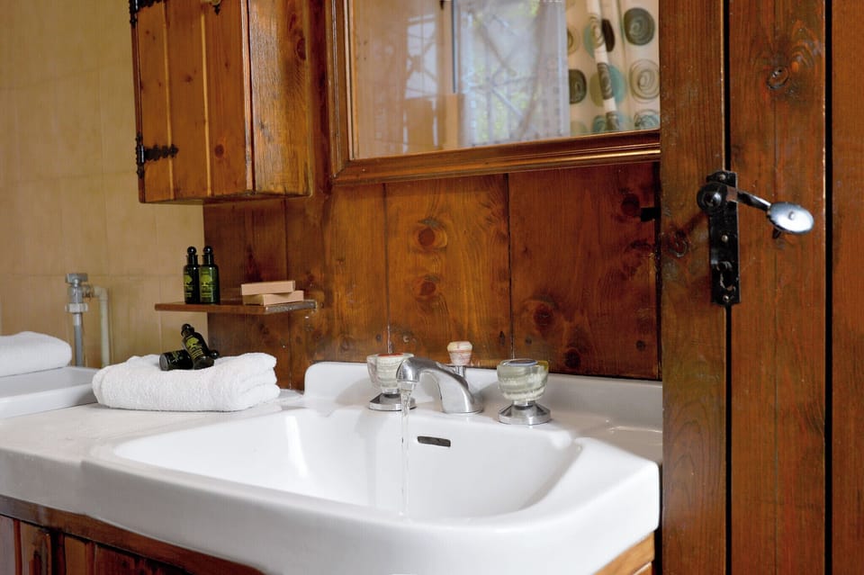 Comfort Villa, 2 Bedrooms | Bathroom | Free toiletries, hair dryer, slippers, towels
