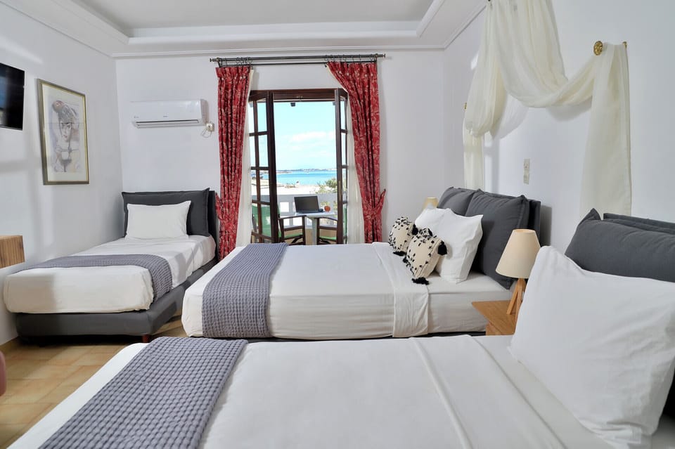 Family Quadruple Room | Hypo-allergenic bedding, in-room safe, iron/ironing board, travel crib