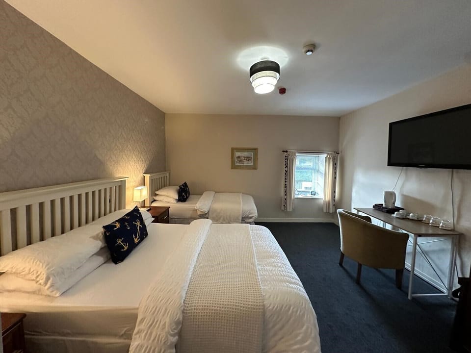 Suite, Ensuite ((2Ad & 1Ch under 16 ))