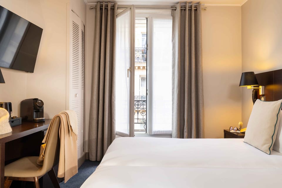 Twin Room | In-room safe, desk, soundproofing, iron/ironing board