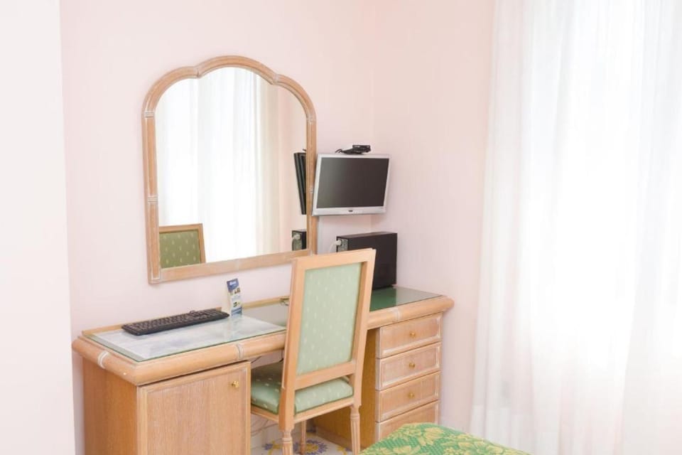 In-room safe, desk, cribs/infant beds, free WiFi