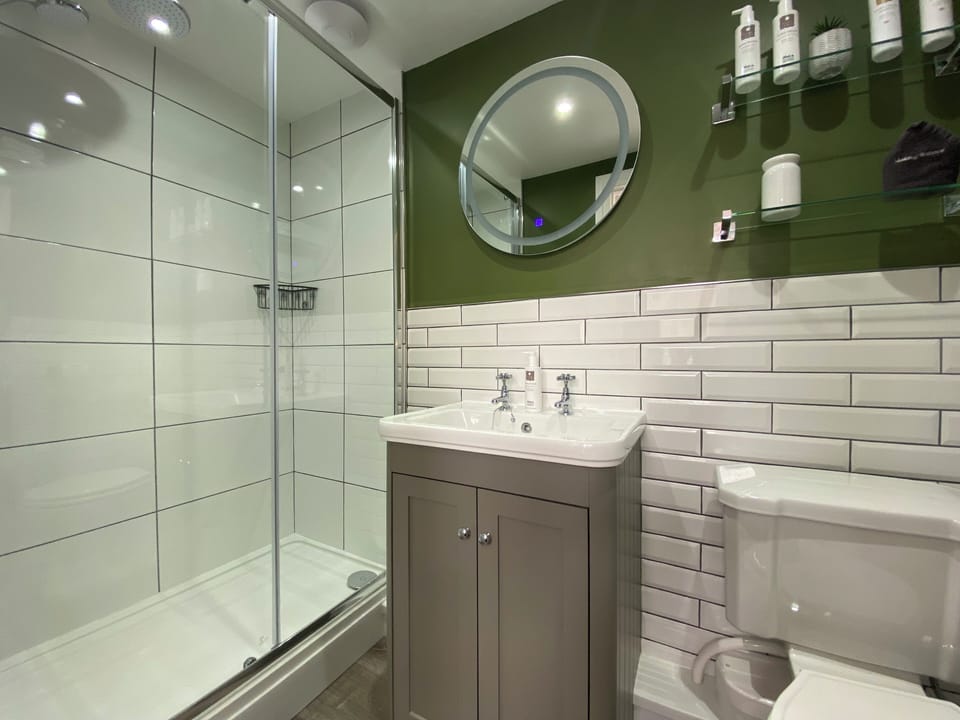 Standard Double Room, 1 King Bed, Mountain View | Bathroom | Free toiletries, hair dryer, towels, shampoo