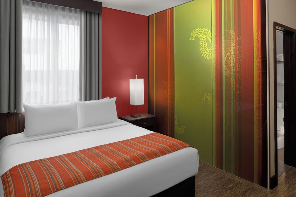Traditional Room, 1 Queen Bed | In-room safe, desk, blackout drapes, iron/ironing board