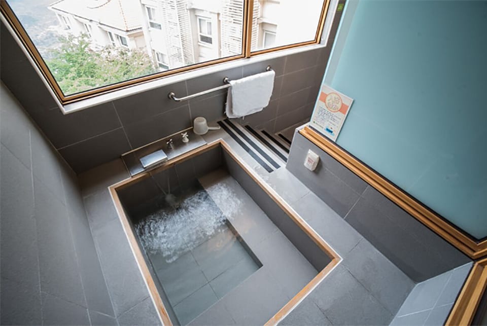 Separate tub and shower, deep soaking tub, rainfall showerhead