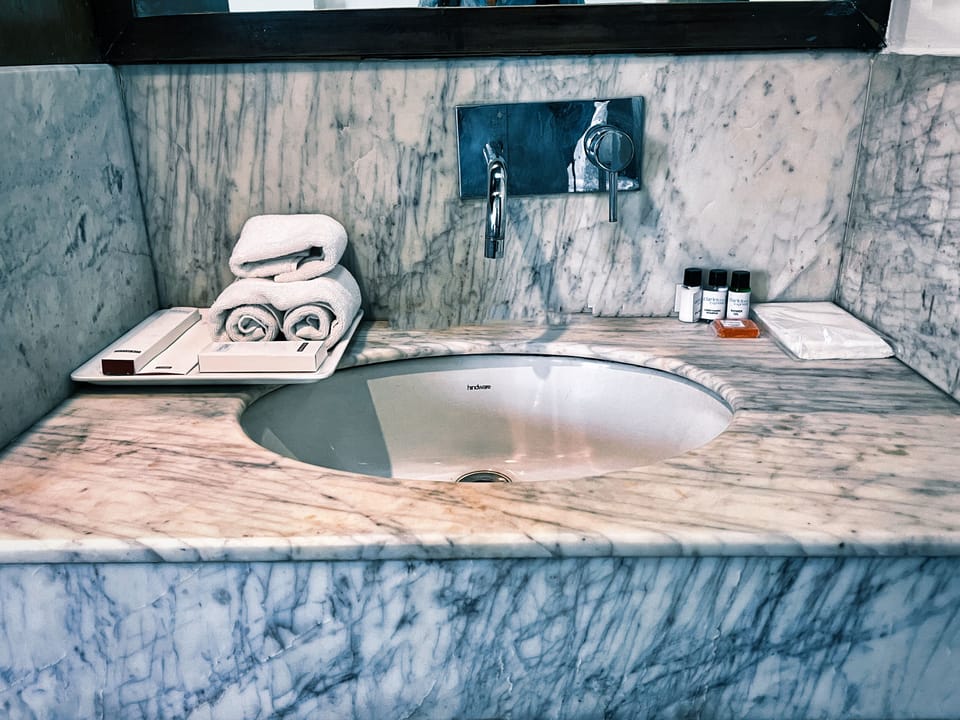 Deluxe Room | Bathroom sink