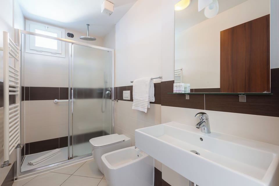 Superior Quadruple Room | Bathroom | Shower, rainfall showerhead, free toiletries, hair dryer