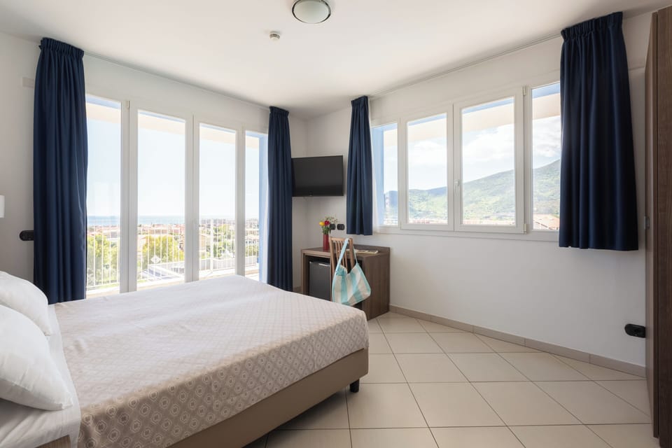 Deluxe Double Room | In-room safe, desk, blackout drapes, free WiFi