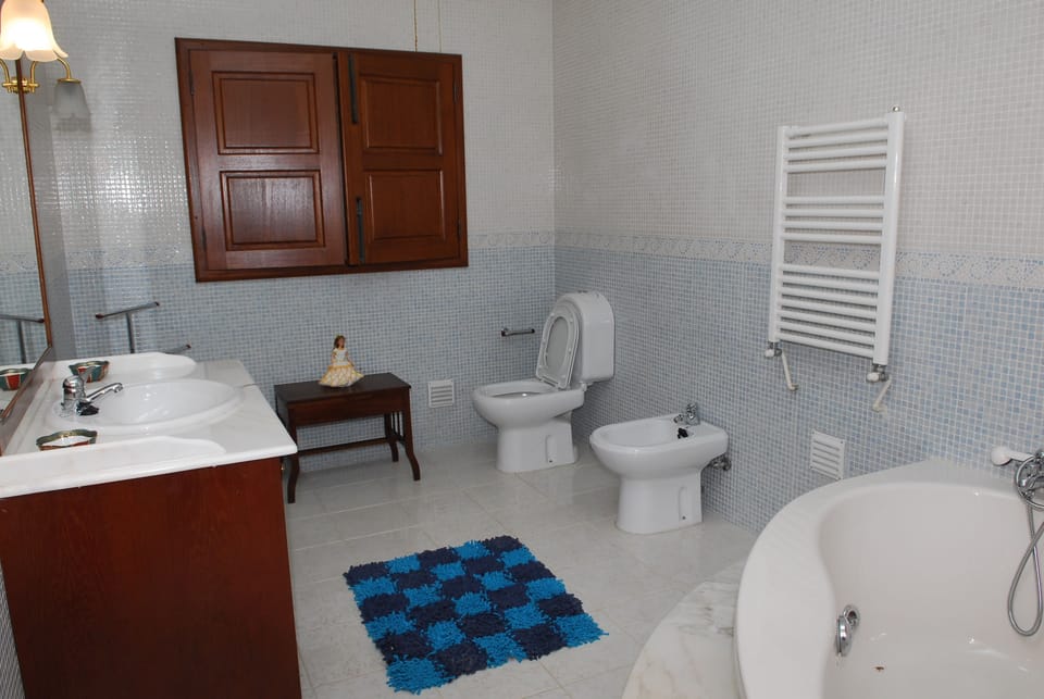 Deep soaking tub, free toiletries, bidet