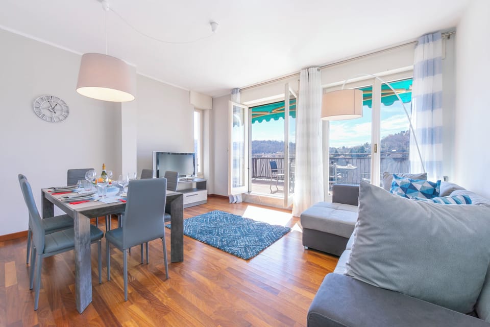 Family Apartment, 2 Bedrooms, 2 Bathrooms (Appartamento Il Golfo: Lake View in) | Living area | TV