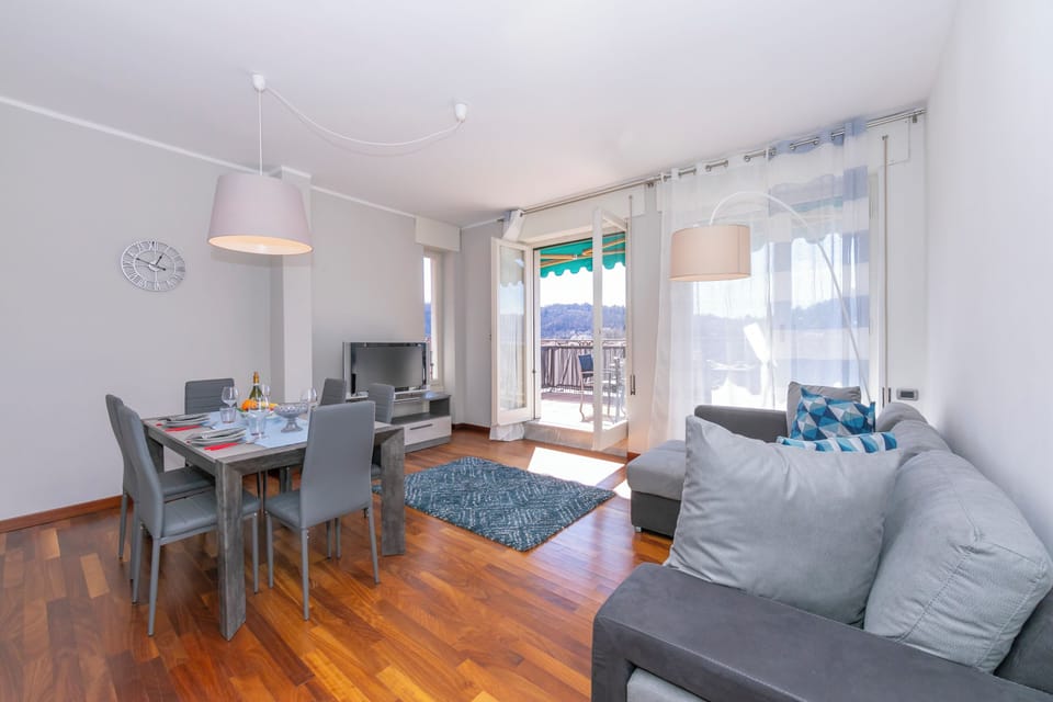 Family Apartment, 2 Bedrooms, 2 Bathrooms (Appartamento Il Golfo: Lake View in) | Living area | TV