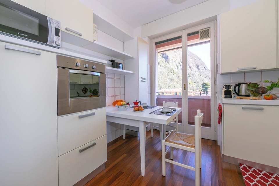 Family Apartment, Multiple Bedrooms, 2 Bathrooms (Appartamento Il Golfo Lake View) | Private kitchenette | Fridge, microwave, oven, stovetop