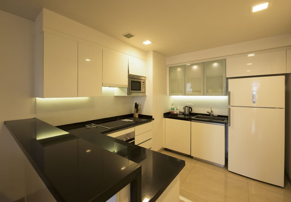 Full-size fridge, microwave, coffee/tea maker, electric kettle