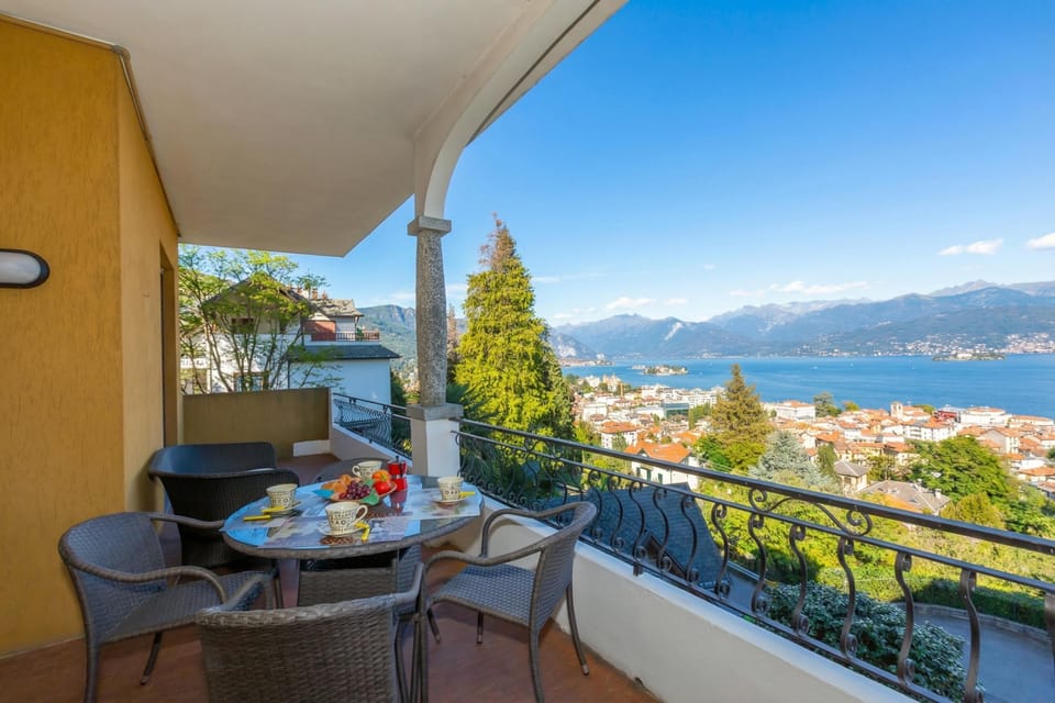 Family Apartment, Multiple Bedrooms, Mountainside (La Rosa Dei Venti Lake View Terrace) | Outdoor dining