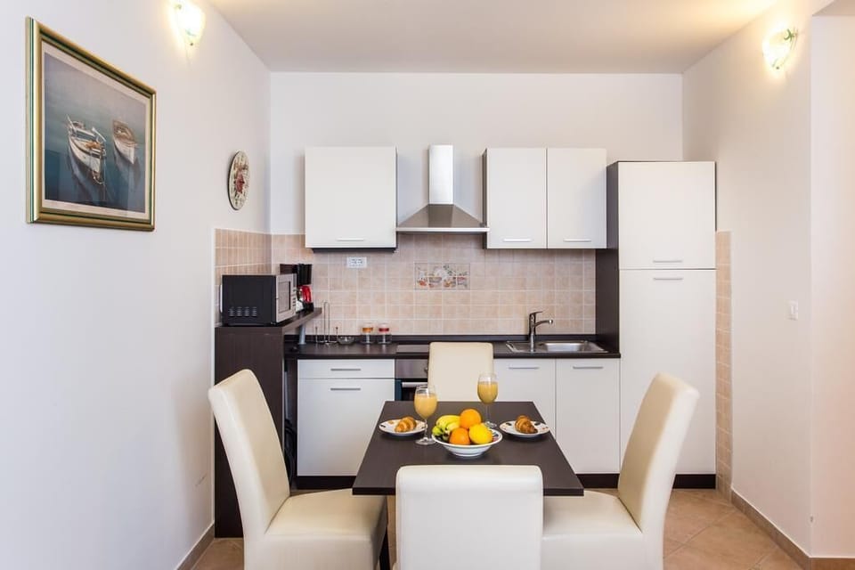 Apartment (One Bedroom Apartment) | In-room dining