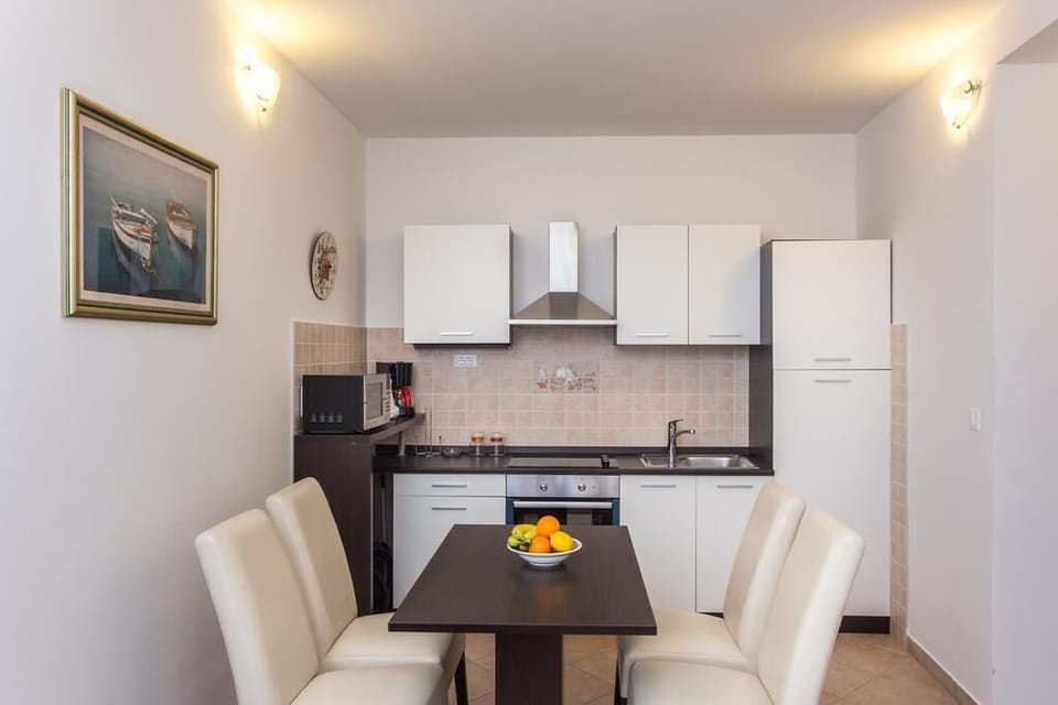 Apartment (One Bedroom Apartment) | In-room dining