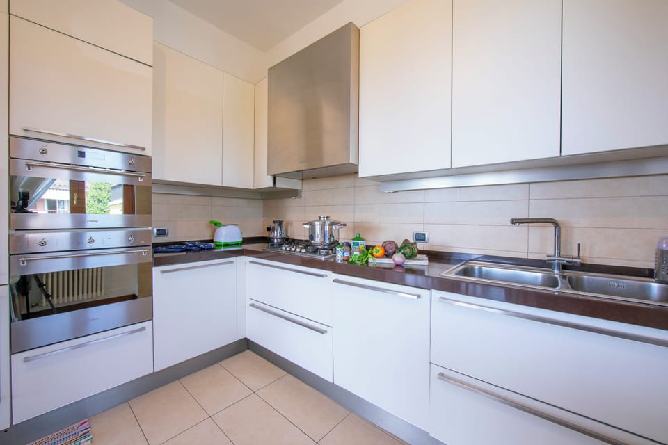 Family Apartment, Multiple Bedrooms (Casa Michelangelo) | Private kitchen | Fridge, microwave, oven, stovetop