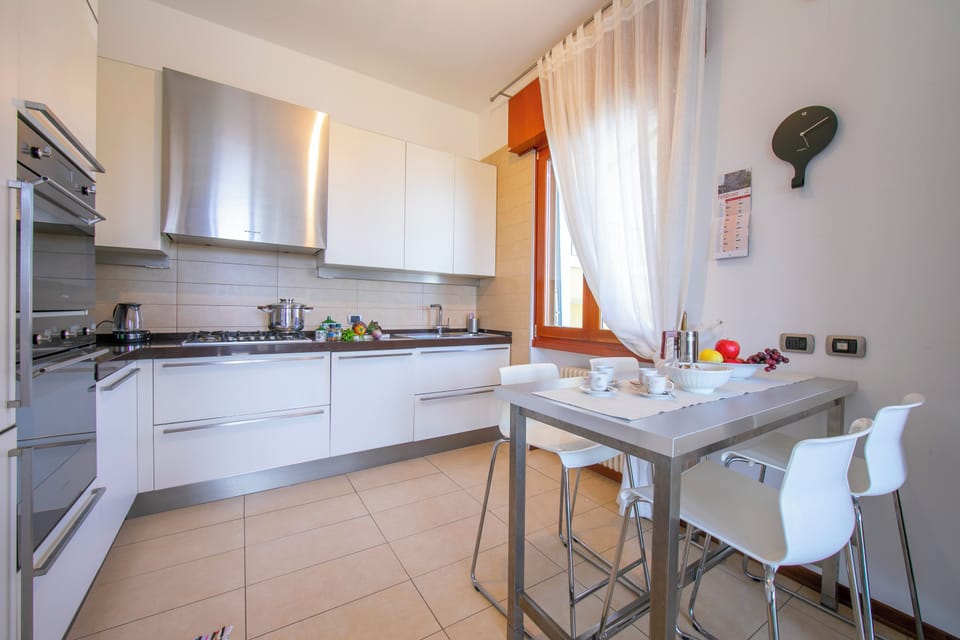 Family Apartment, Multiple Bedrooms (Casa Michelangelo) | Private kitchen | Fridge, microwave, oven, stovetop