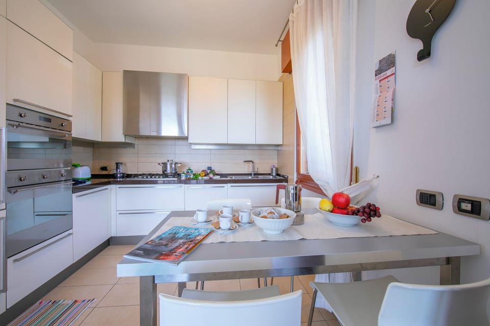 Family Apartment, Multiple Bedrooms (Casa Michelangelo) | Private kitchen | Fridge, microwave, oven, stovetop