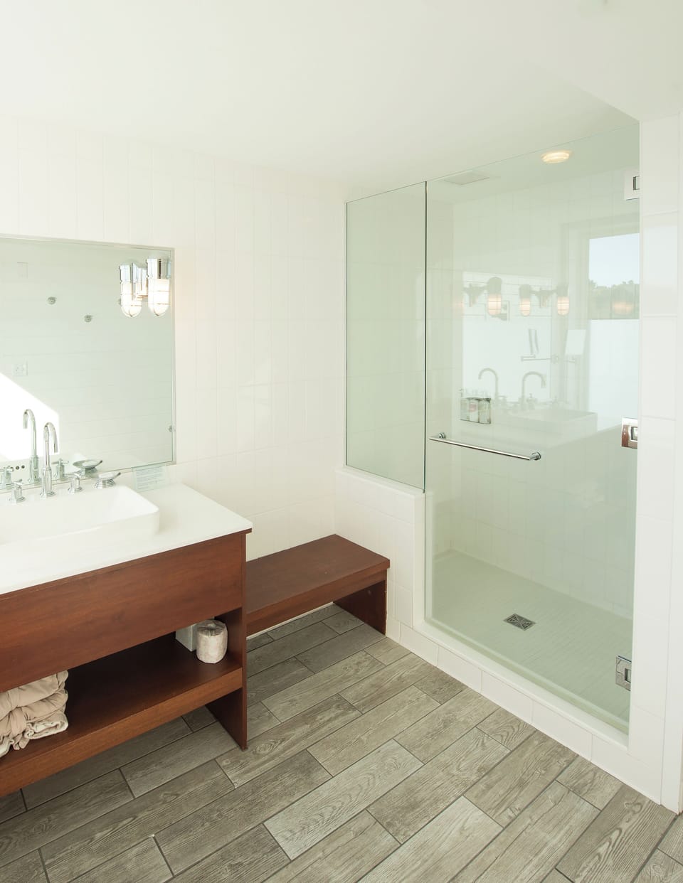 Shower, rainfall showerhead, free toiletries, hair dryer