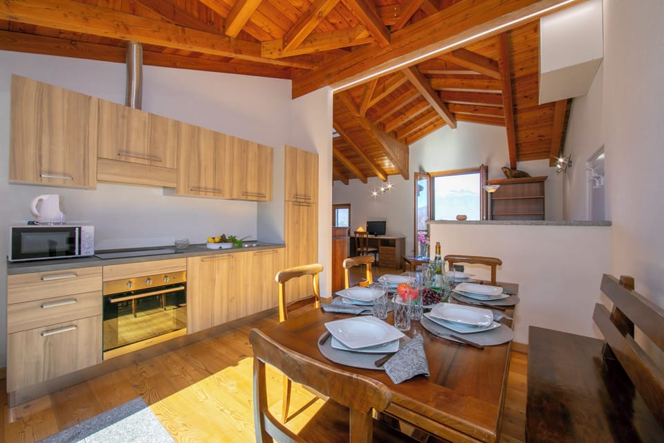 Family Villa, 6 Bedrooms, 2 Bathrooms, Mountainside (Villa Giorgia Lake View Villa with) | Dining