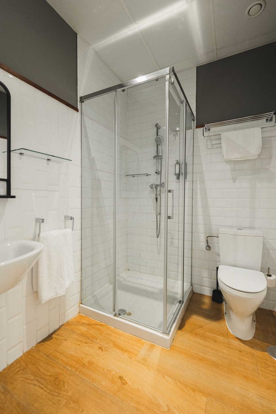 Junior Suite | Bathroom | Shower, free toiletries, hair dryer, towels