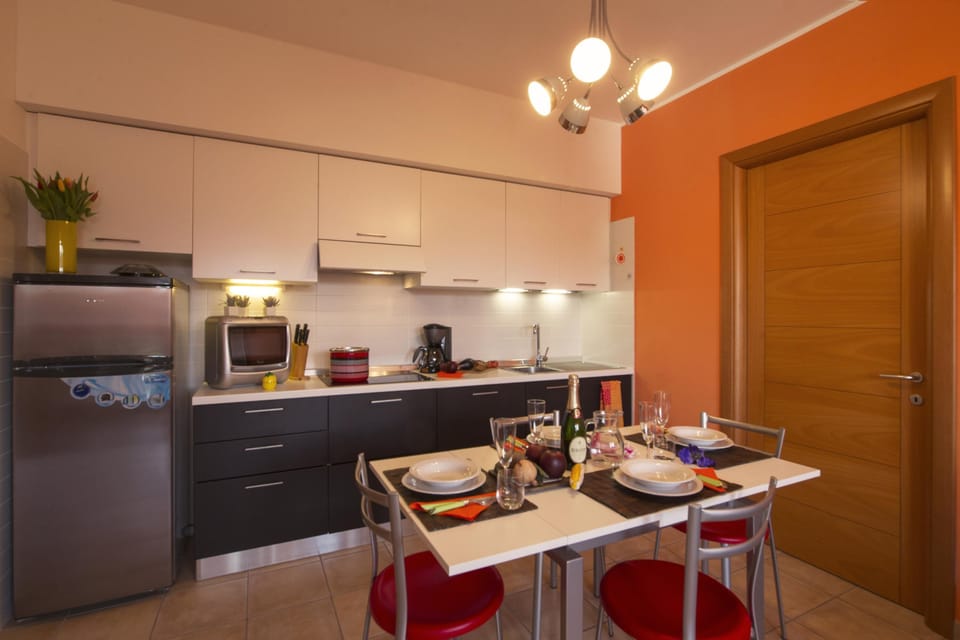 Family Apartment, Multiple Bedrooms, Lakeside (Casa Fiorita Pool and Lake) | Dining