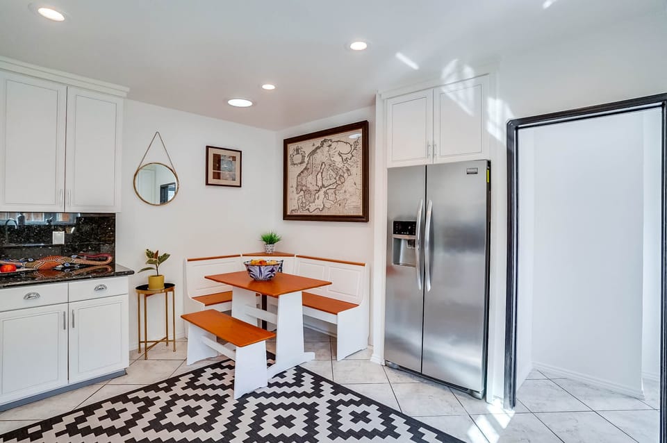 Kitchen w/ Breakfast Nook