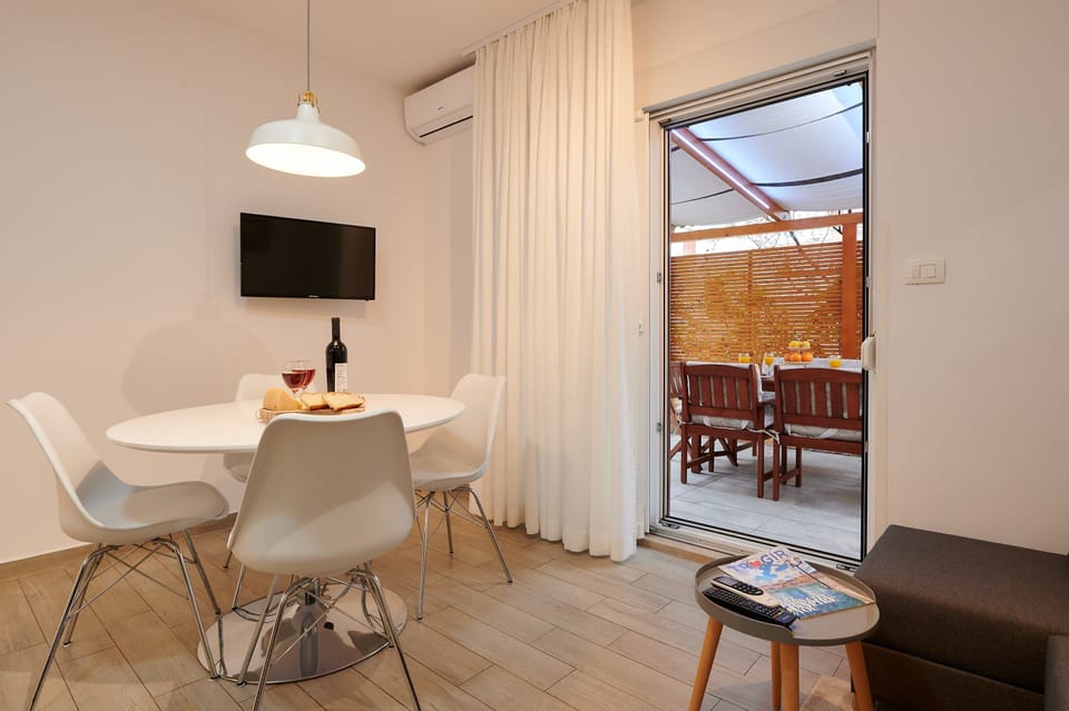 Apartment (Two Bedroom Apartment with Terrace an) | Dining room