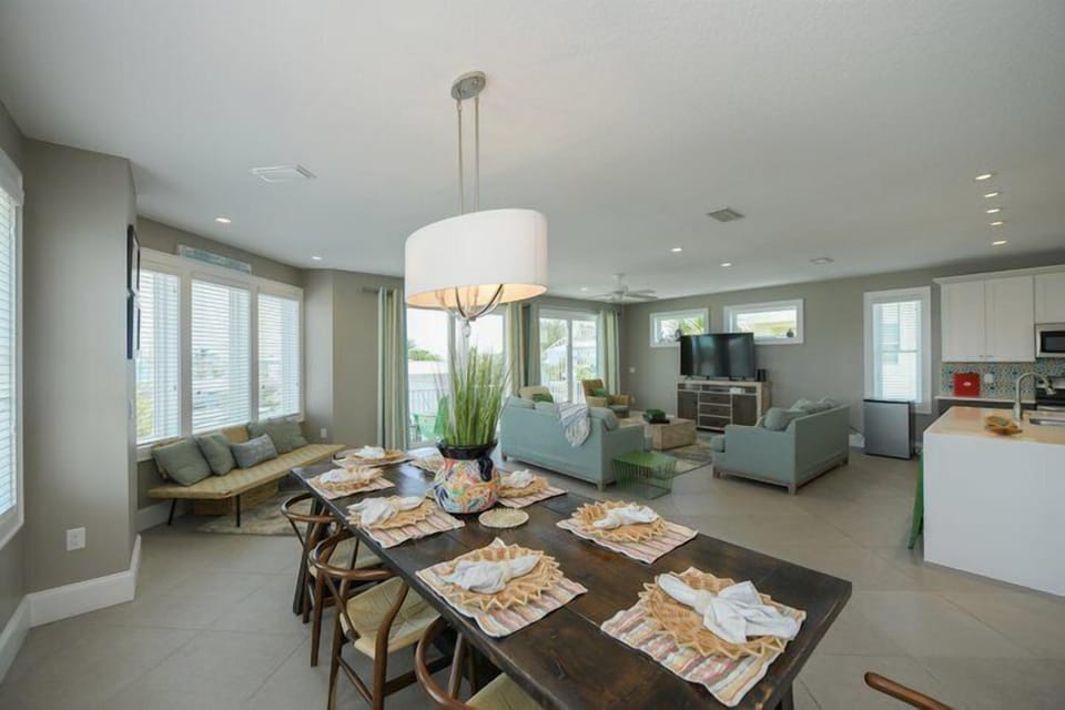TOP FLOOR KITCHEN,LIVING, DINING