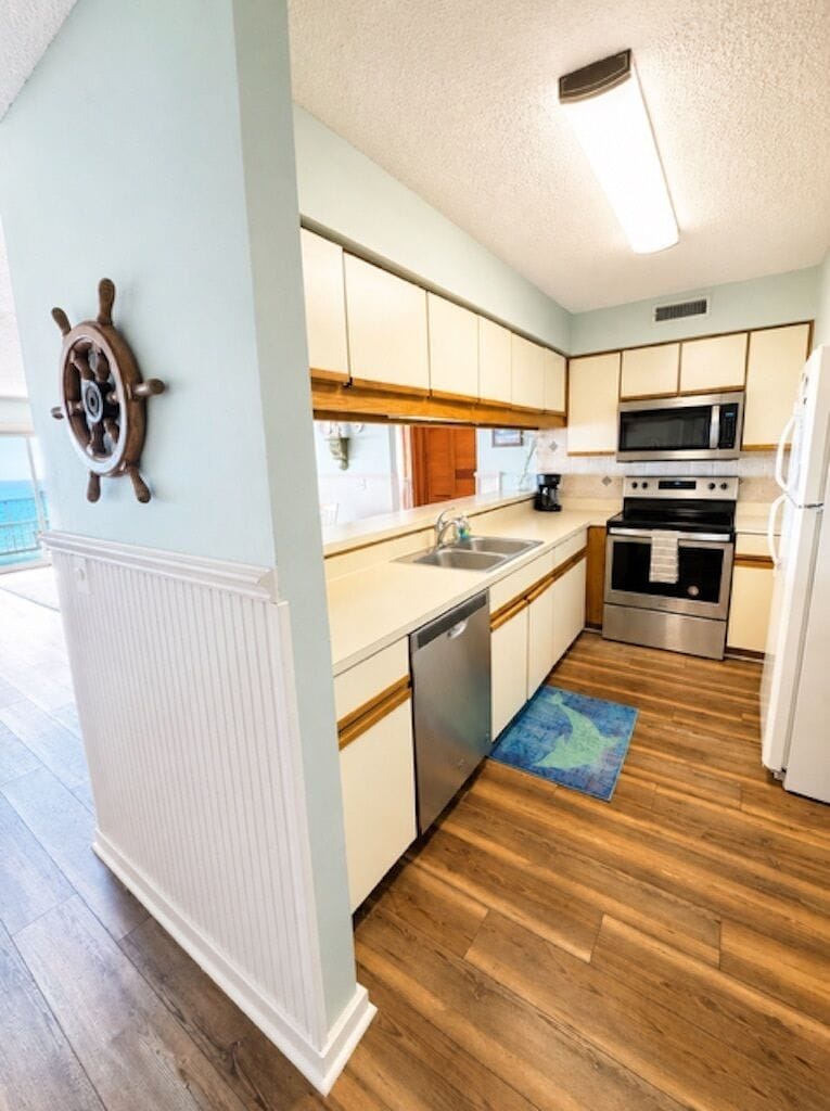 Walk in our entrance you have the kitchen onyour right.