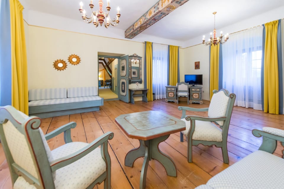 Apartment | Living area | 25-inch flat-screen TV with satellite channels