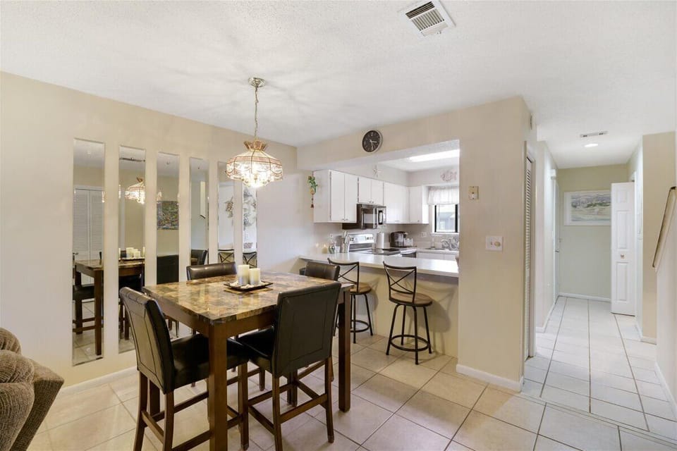 Dining area with plenty of seating!