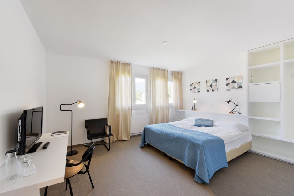 In-room safe, desk, laptop workspace, cribs (free)