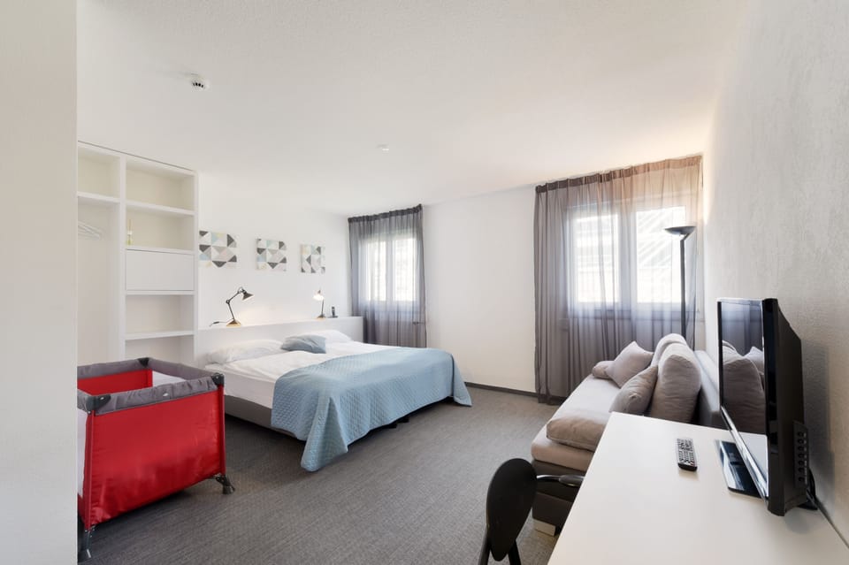 Family Room | In-room safe, desk, laptop workspace, cribs (free)