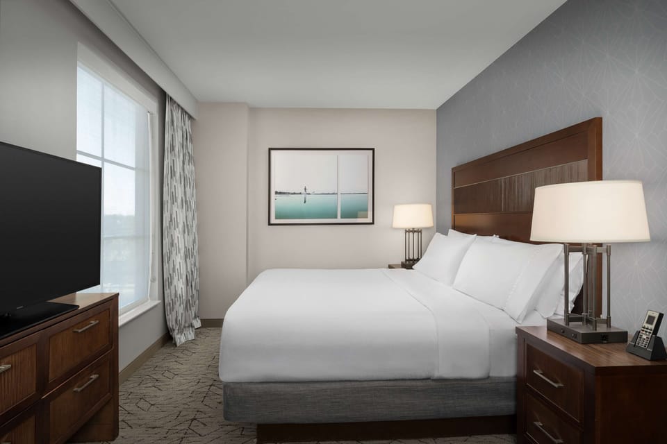 Premium bedding, in-room safe, WiFi (free), bed sheets
