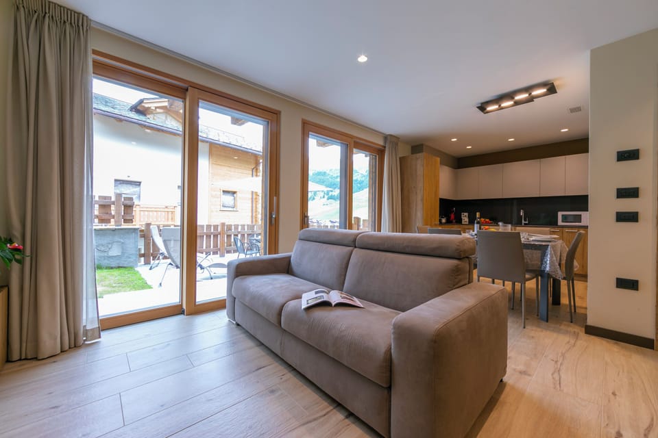 Family Apartment, 2 Bedrooms, Microwave (Casa Giardino Ski in - Ski out 100m) | Living area | TV, fireplace