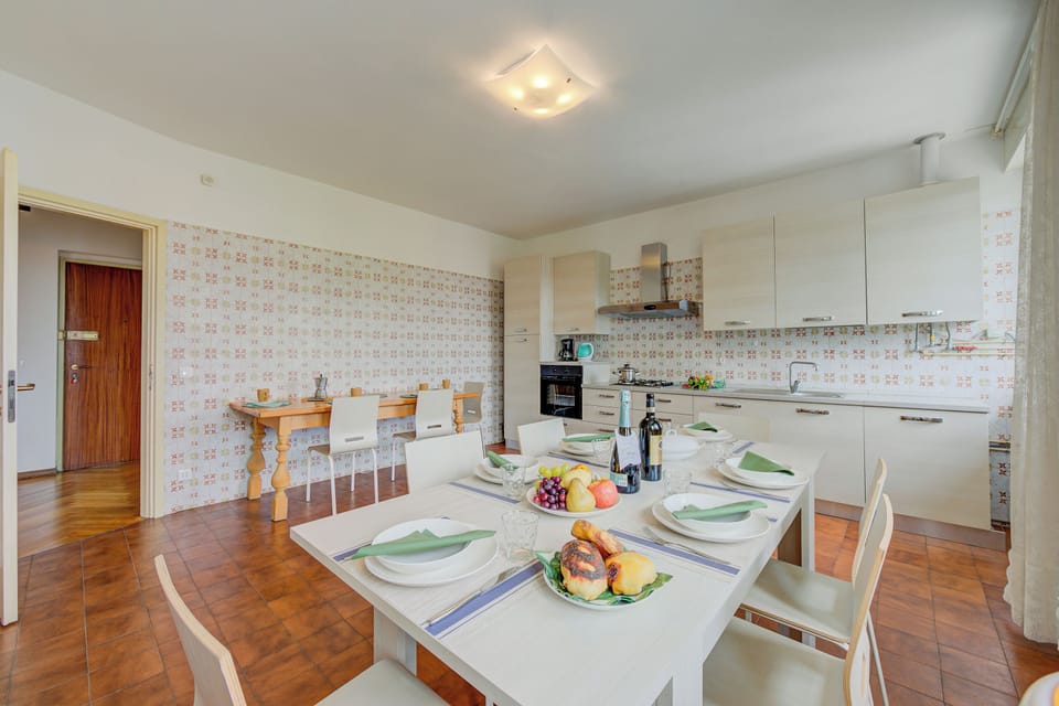 Standard Apartment, 3 Bedrooms, 2 Bathrooms (Margherita near lake - Family) | Dining