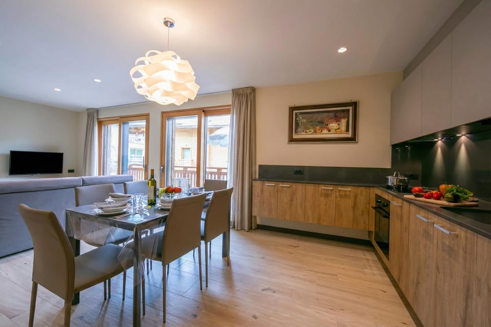 Family Apartment, 2 Bedrooms, Microwave (Casa Luminosa Ski in -Ski out 100m) | Dining