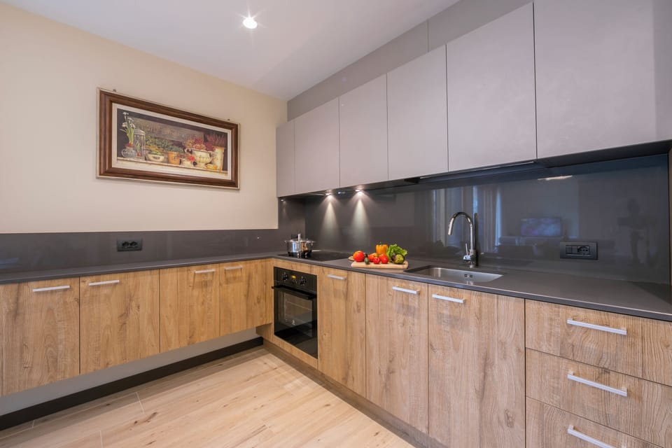 Family Apartment, 2 Bedrooms, Microwave (Casa Luminosa Ski in -Ski out 100m) | Private kitchen