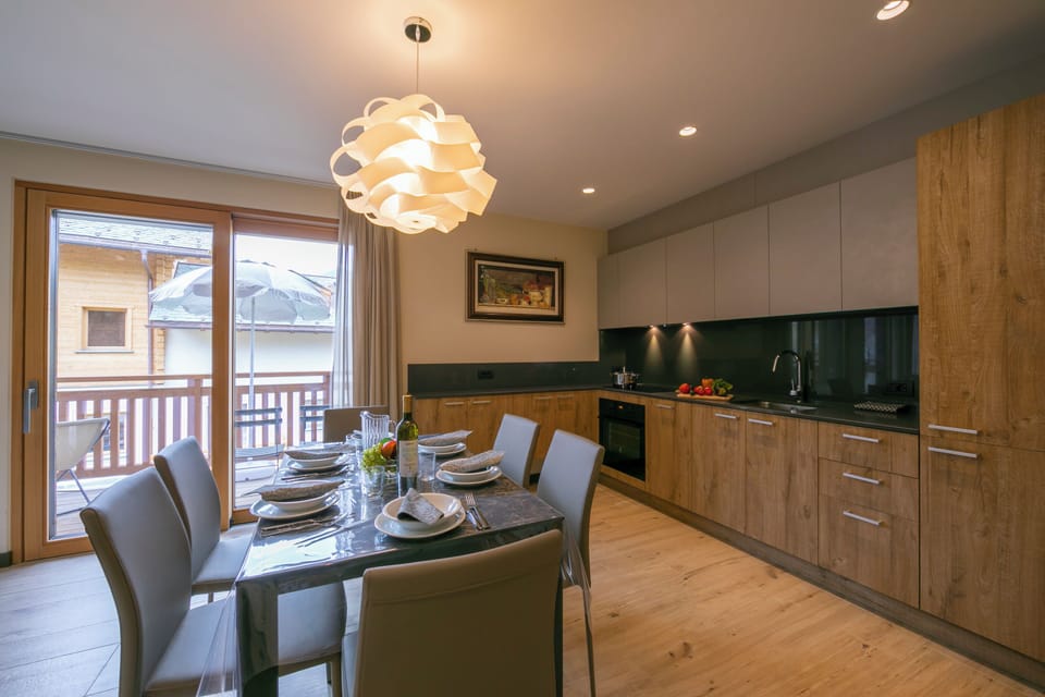 Family Apartment, 2 Bedrooms, Microwave (Casa Luminosa Ski in -Ski out 100m) | Dining