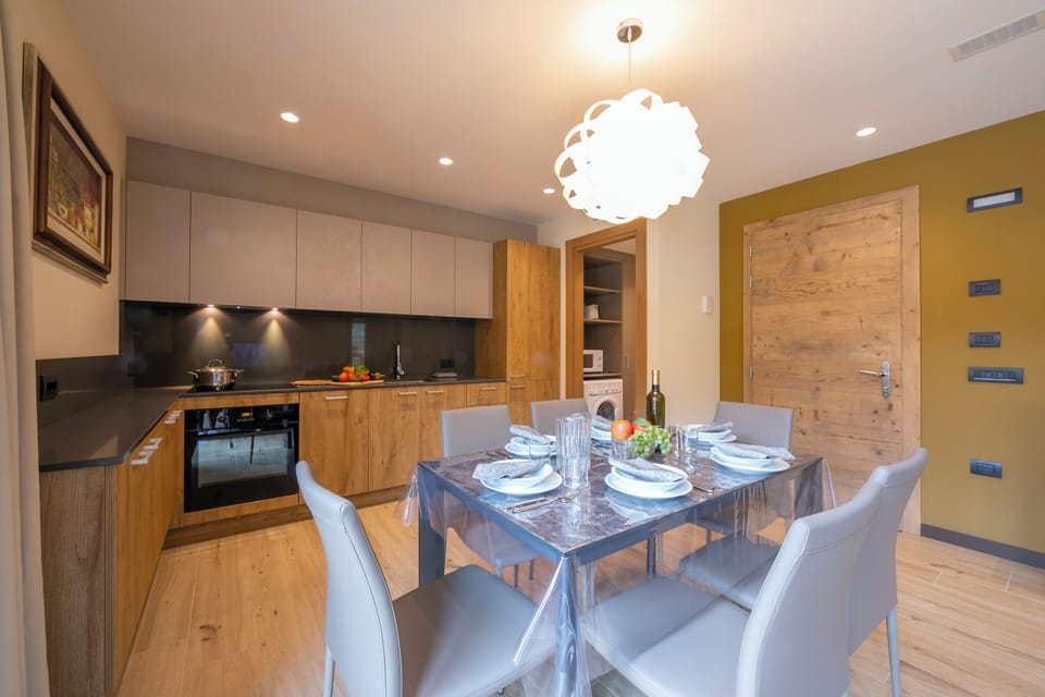 Family Apartment, 2 Bedrooms, Microwave (Casa Luminosa Ski in -Ski out 100m) | Dining