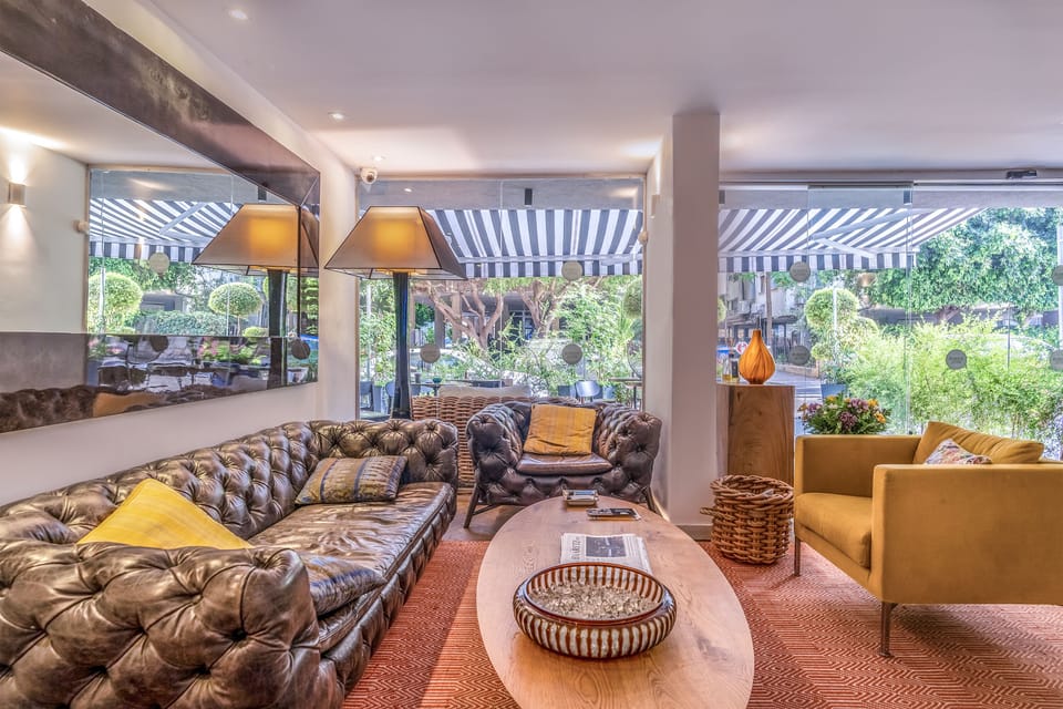 Lobby lounge