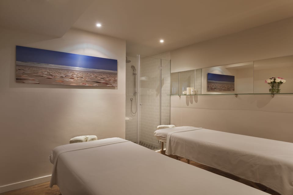 Couples treatment rooms, deep-tissue massages, Swedish massages